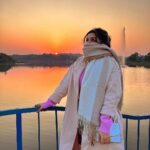 Avneet Kaur Instagram - I long for endless evening colours.🌄🌷✨ #throwback #sunset 📸- @amandeepnandra Bhopal - The City of Lakes