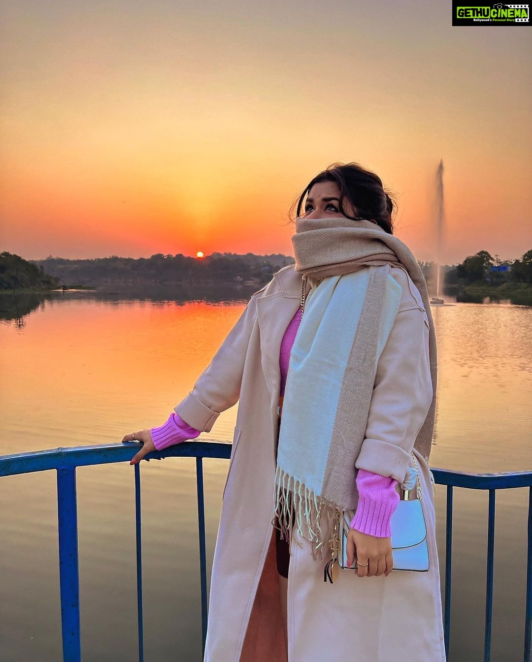 Avneet Kaur Instagram - I long for endless evening colours.🌄🌷✨ #throwback #sunset 📸- @amandeepnandra Bhopal - The City of Lakes