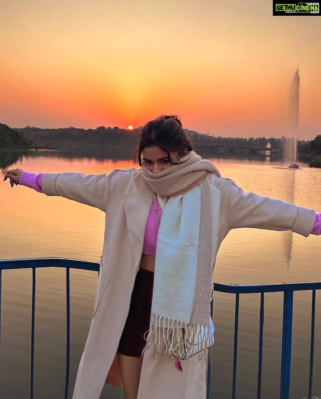 Avneet Kaur Instagram - I long for endless evening colours.🌄🌷✨ #throwback #sunset 📸- @amandeepnandra Bhopal - The City of Lakes
