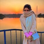 Avneet Kaur Instagram - I long for endless evening colours.🌄🌷✨ #throwback #sunset 📸- @amandeepnandra Bhopal - The City of Lakes