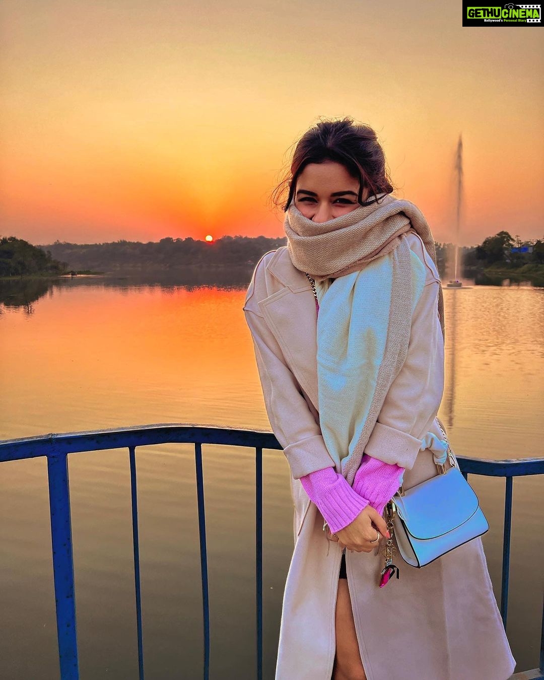 Avneet Kaur Instagram - I long for endless evening colours.🌄🌷✨ #throwback #sunset 📸- @amandeepnandra Bhopal - The City of Lakes