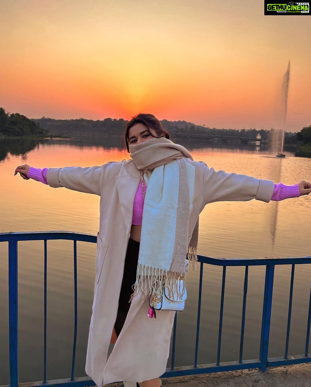 Avneet Kaur Instagram - I long for endless evening colours.🌄🌷✨ #throwback #sunset 📸- @amandeepnandra Bhopal - The City of Lakes