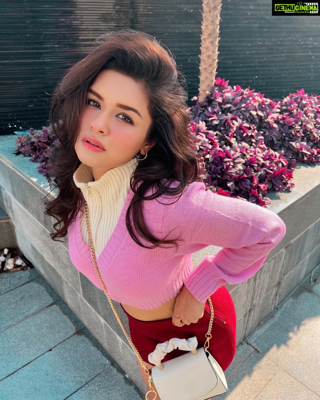 Avneet Kaur Instagram - It’s a love story baby just say yes 🌸💕♥️ #feels #colours #fall Bhopal, Madhya Pradesh