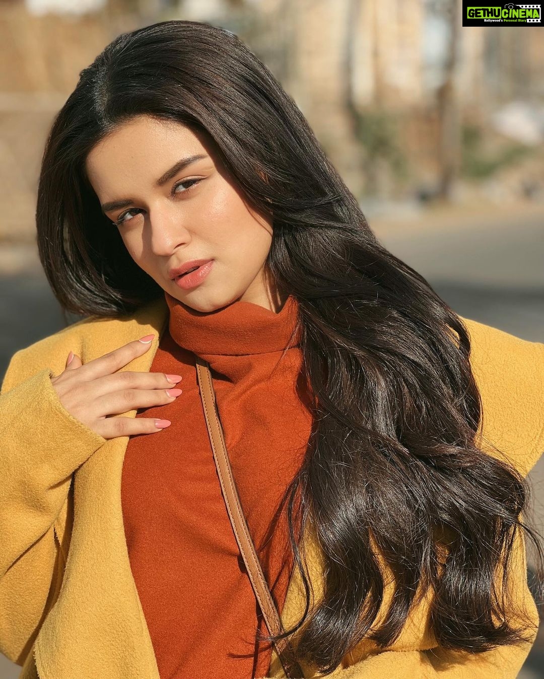 Avneet Kaur Instagram - Ab na mujhko yaad beeta Main toh lamhon mein jeeta 🧡 MUA & 📸- @loveleen_makeupandhair Bhopal - भोपाल, MP, India
