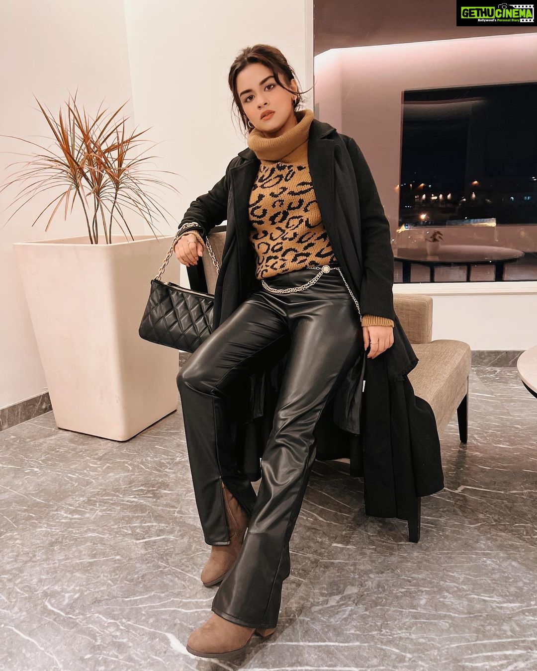 Avneet Kaur Instagram - When you don’t dress like everybody else you, you don’t have to think like everybody else.🖤🤎 📸- @amandeepnandra Bhopal, Madhya Pradesh