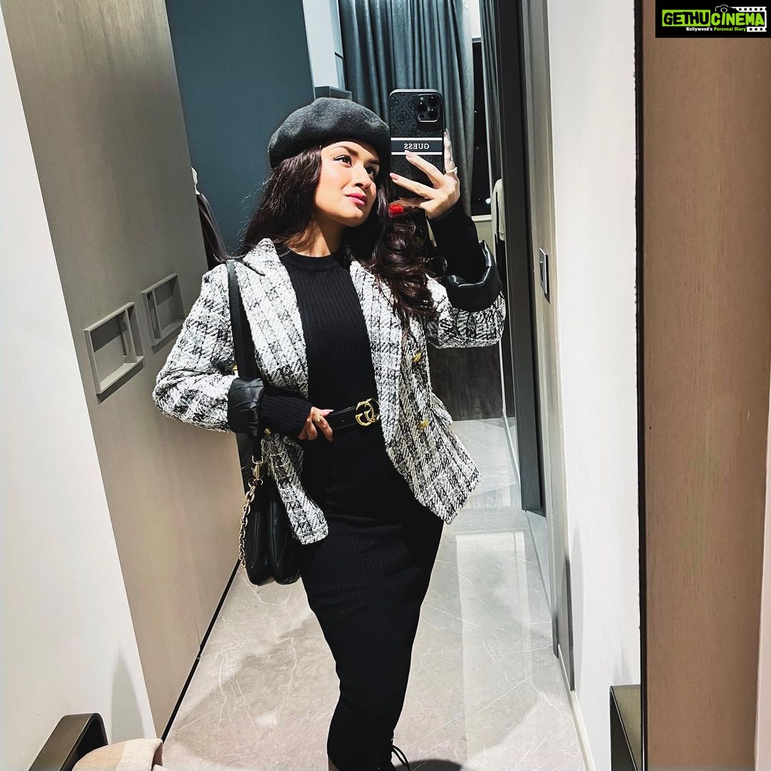 Avneet Kaur Instagram - Winter fashion will always be my fav 🖤🤍 #ootn Bhopal, Madhya Pradesh