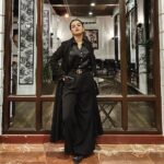 Avneet Kaur Instagram - I’m a hustler baby, I just want you to know. It ain’t where I been but where I’m about to go.🖤🔥 #allblack #styledbyme #winterfashion #avneetstylediaries 📸- @amandeepnandra Jehan Numa Palace Hotel