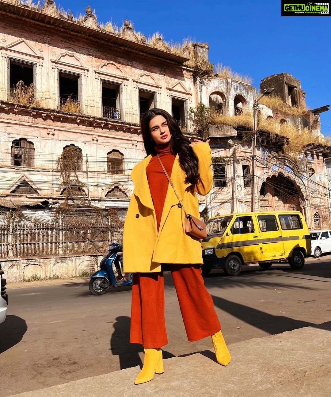 Avneet Kaur Instagram - I’m all the places in which I’ve left my heart.🧡💛 #styledbyme #bhopal 📸- @loveleen_makeupandhair सपनों का शहर भोपाल