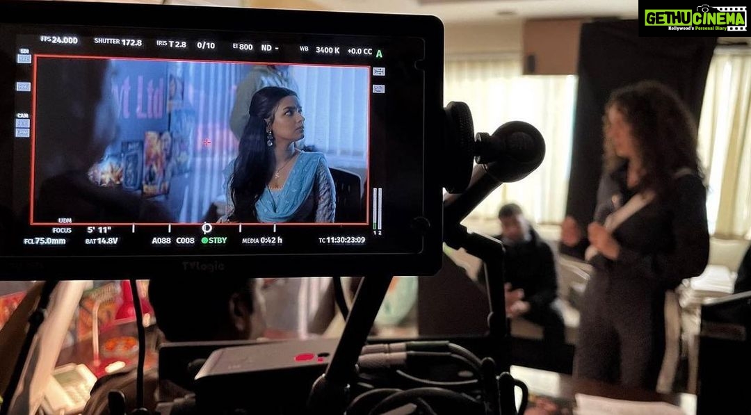 Avneet Kaur Instagram - This picture so priceless, depicts my state of mind in many ways. In my head, it appears as if a mirror is placed between the both of us. I definitely aspire to be a woman like you… ♥️ Thank you for being you! @kanganaranaut 🎥- @donfernandodp