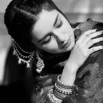 Avneet Kaur Instagram - Tajurba kehta hai mohabbat se kinara kar lu, aur dil kehta hai ki yeh tajurba dobara kar lu.♥️🥀 #justlikethat #shayari #mood #favshotsfromtoday #blackandwhite 📸- @amandeepnandra सपनों का शहर भोपाल
