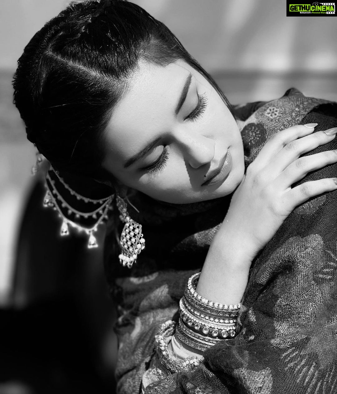 Avneet Kaur Instagram - Tajurba kehta hai mohabbat se kinara kar lu, aur dil kehta hai ki yeh tajurba dobara kar lu.♥️🥀 #justlikethat #shayari #mood #favshotsfromtoday #blackandwhite 📸- @amandeepnandra सपनों का शहर भोपाल