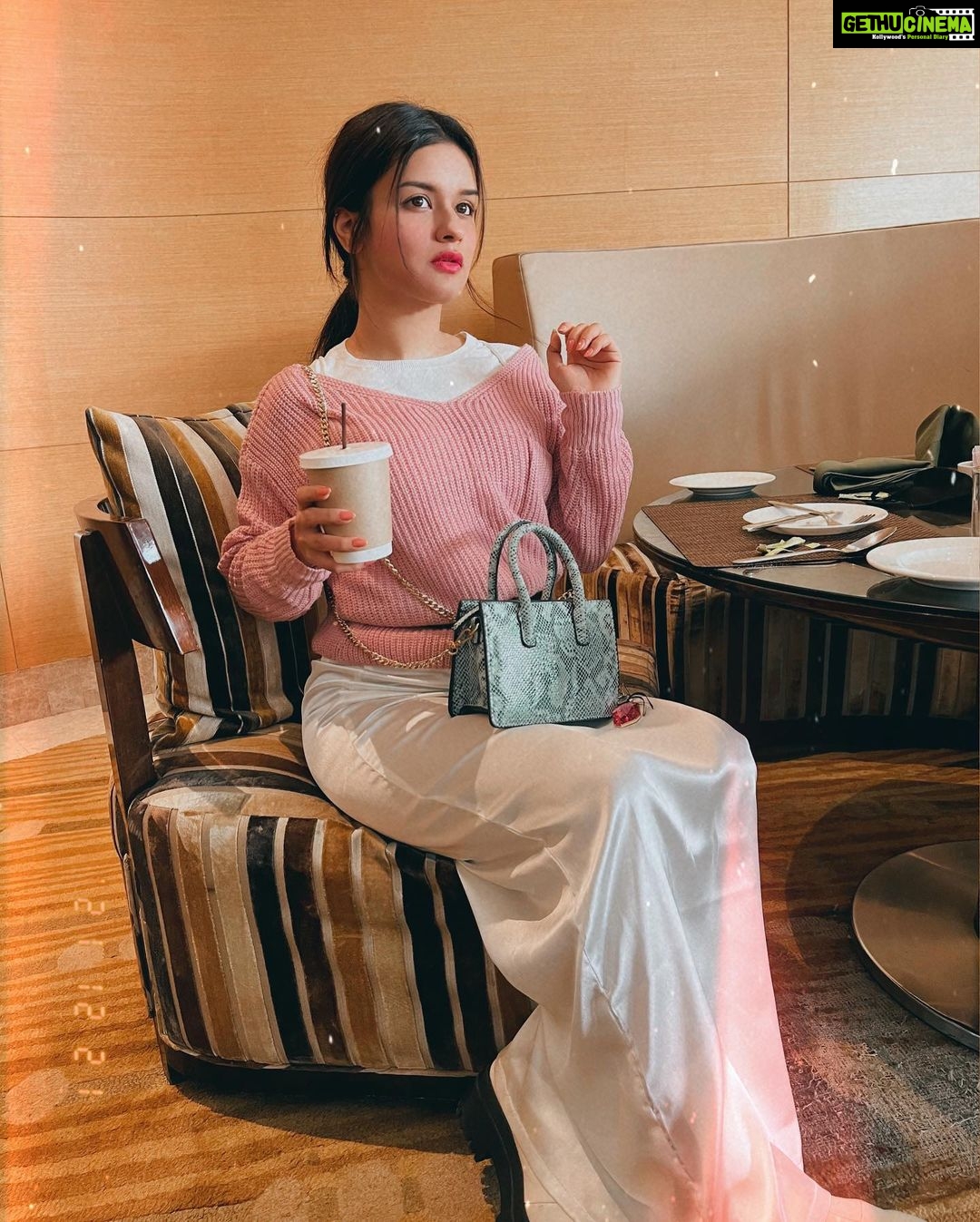 Avneet Kaur Instagram - All happiness depends on a leisurely breakfast.💖🧁 📸- @amandeepnandra Bhopal - The City of Lakes