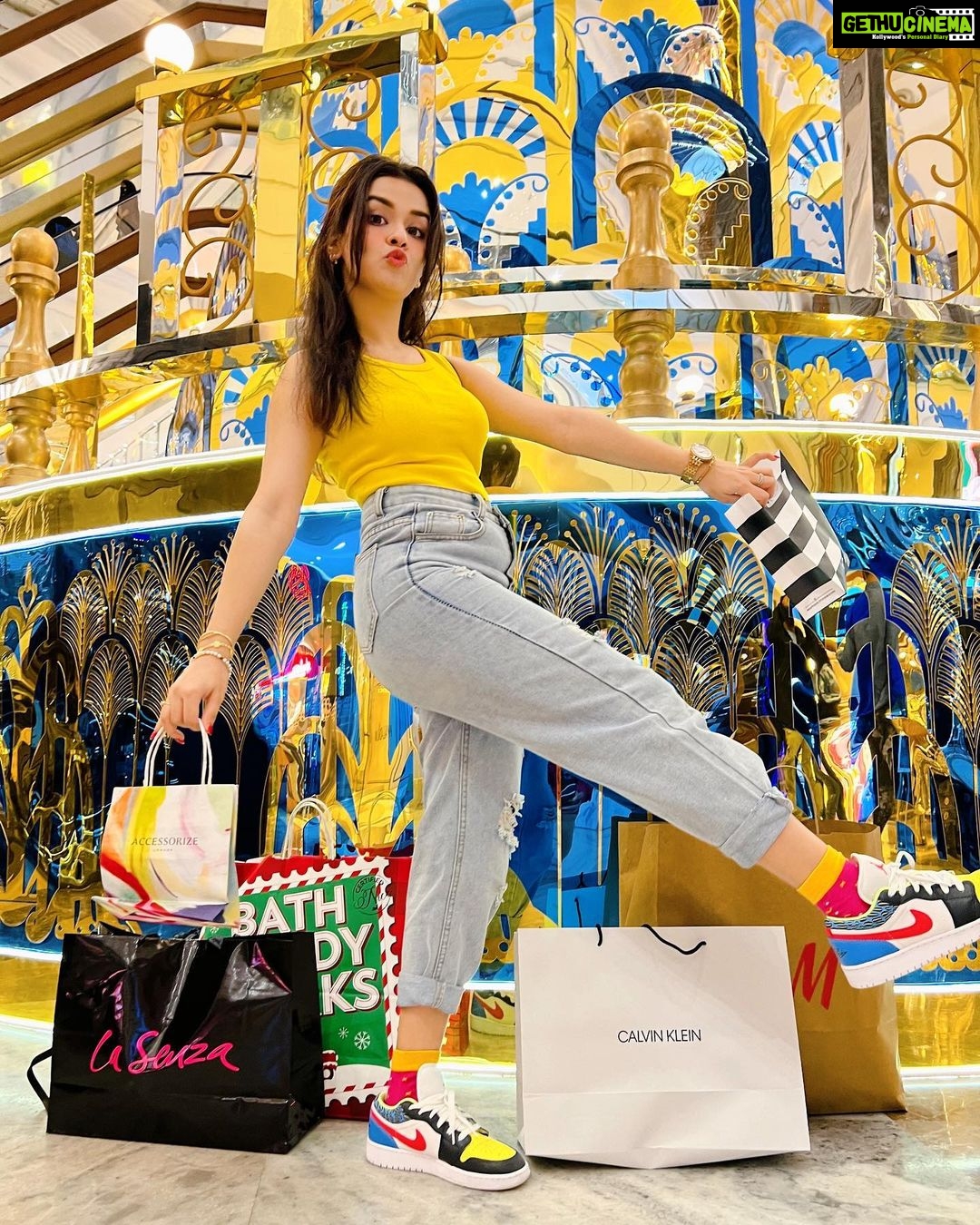 Avneet Kaur Instagram - During some retail therapy.😬 Palladium Mumbai