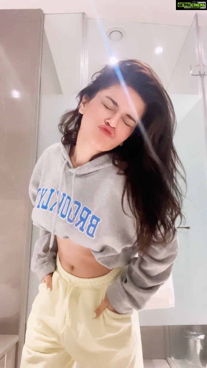 Avneet Kaur Instagram - Drop it down 😛💕 #bananza #dance #reelsinstagram #reelitfeelit