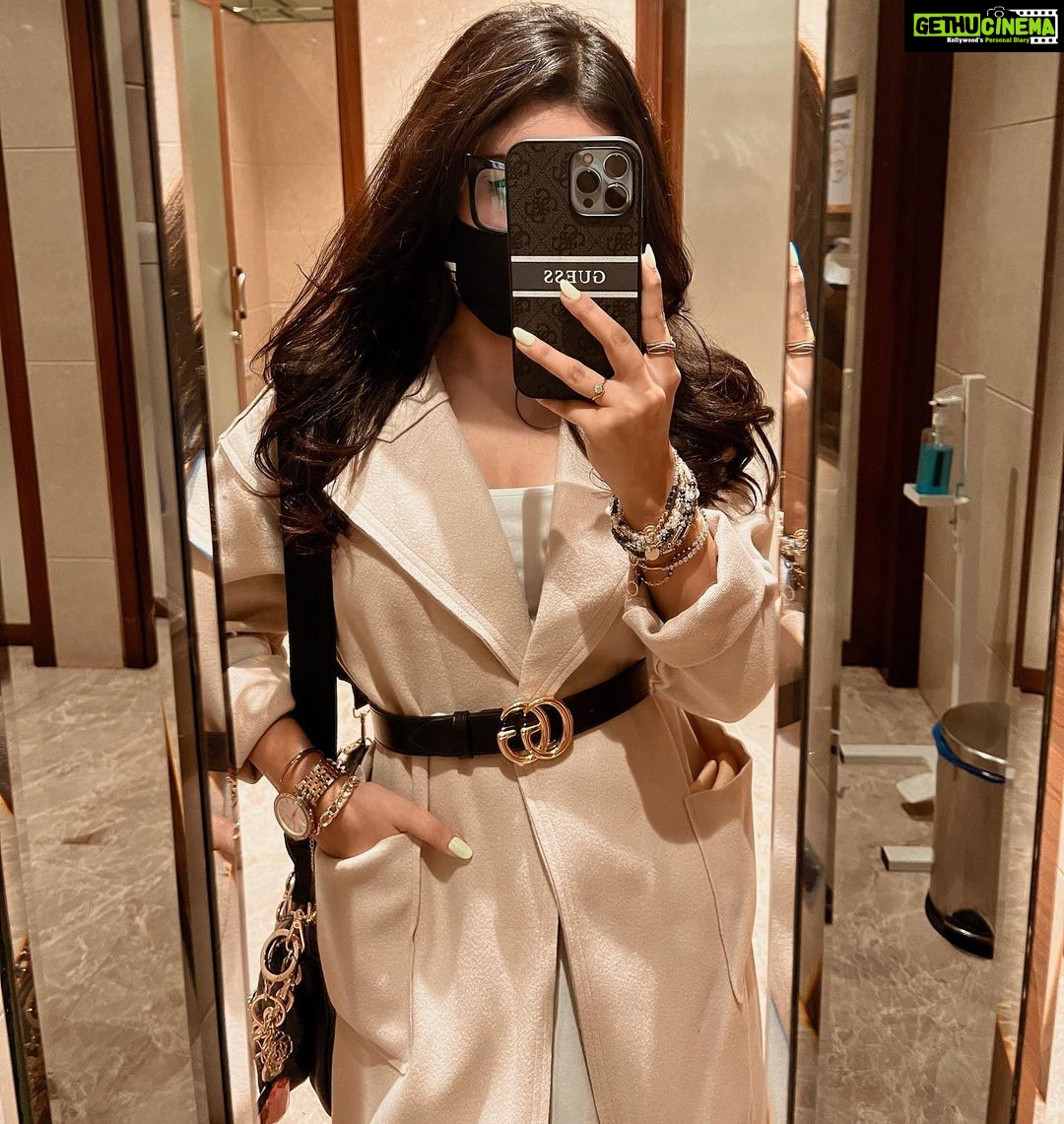 Avneet Kaur Instagram - Autumn feels.🍁🍂✨🤎👜 #fitcheck