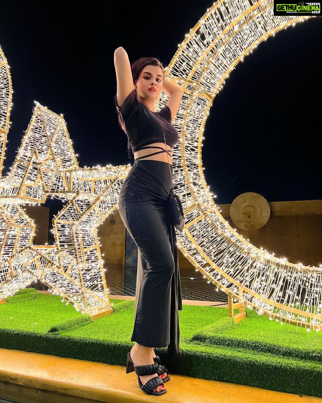 Avneet Kaur Instagram - Your love lifts me up like helium.🖤🌌✨