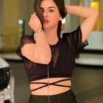 Avneet Kaur Instagram - Hey 🖤 #closeup #details Wearing- @smisingbee Styled by- @neelangi_johari