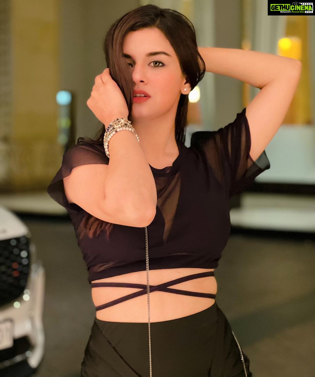 Avneet Kaur Instagram - Hey 🖤 #closeup #details Wearing- @smisingbee Styled by- @neelangi_johari