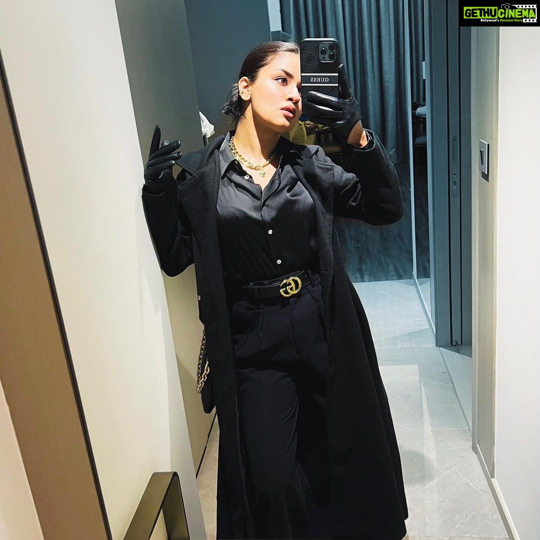 Avneet Kaur Instagram - Fav shade forever 🖤🌌