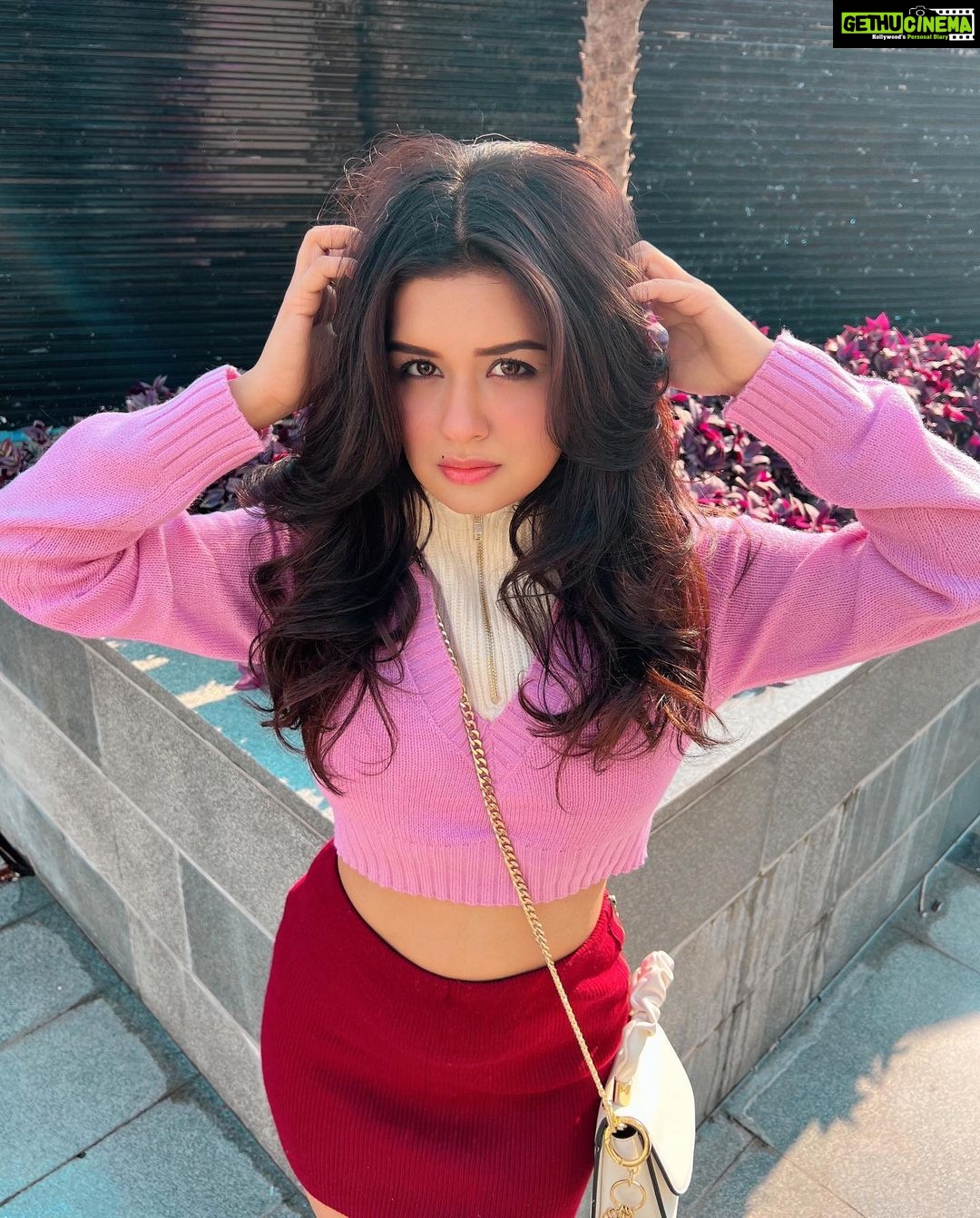 Avneet Kaur Instagram - It’s a love story baby just say yes 🌸💕♥️ #feels #colours #fall Bhopal, Madhya Pradesh