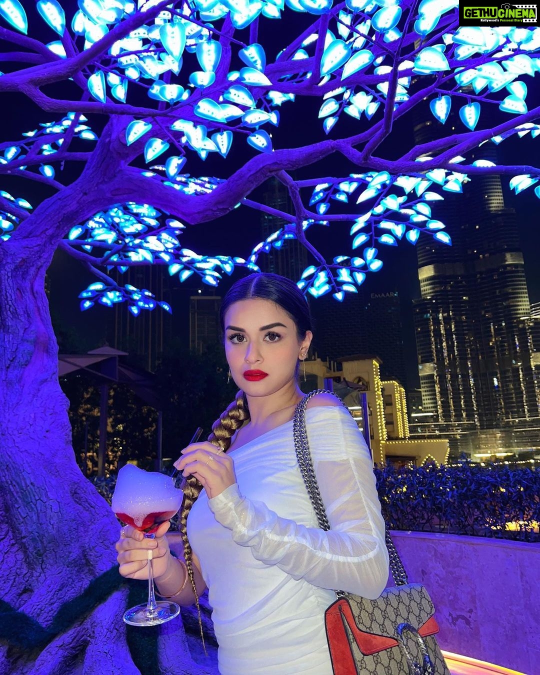 Avneet Kaur Instagram - Just let all the pretty lights in the sky to guide you home.🤍✨ Urla Dubai