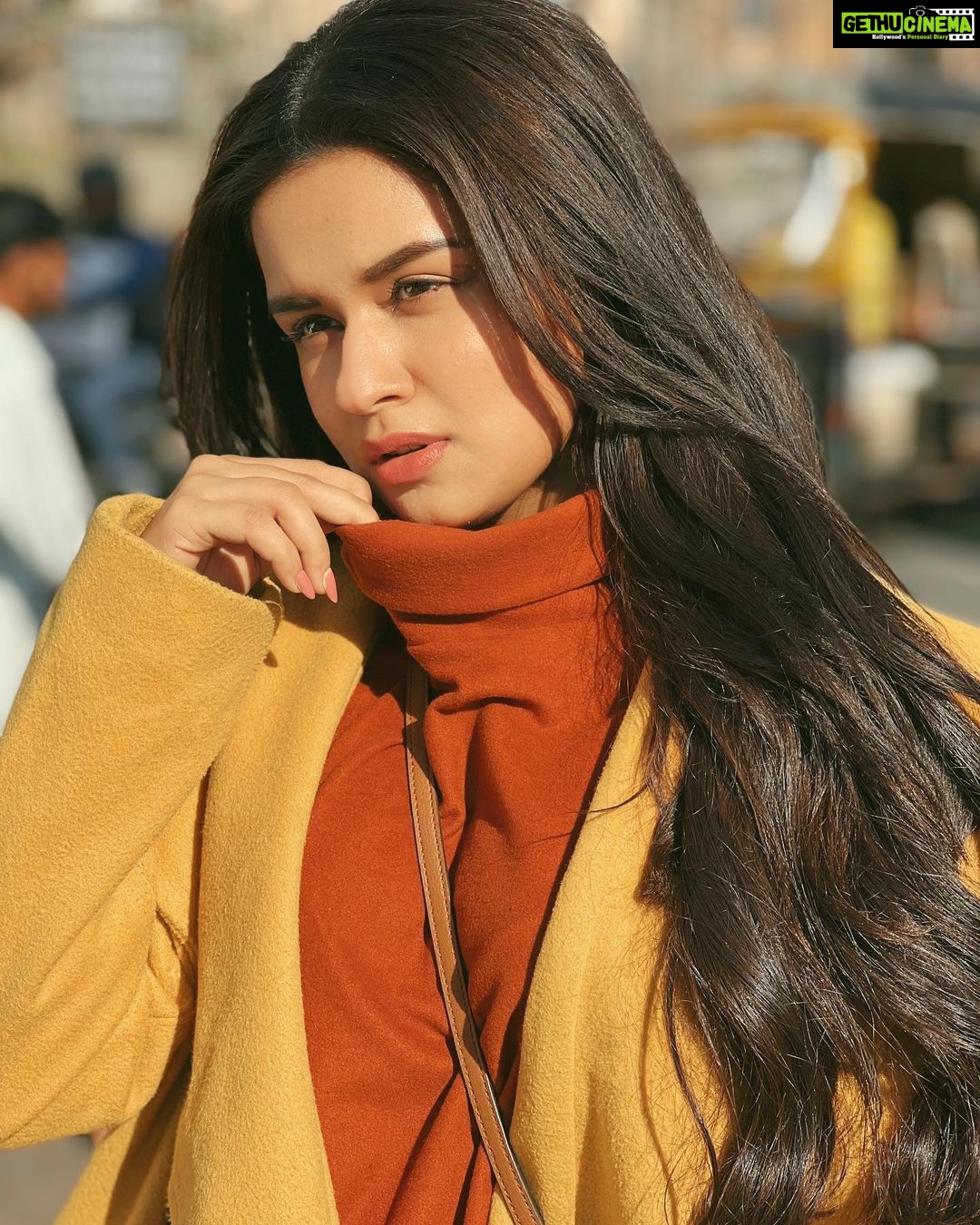 Avneet Kaur Instagram - Ab na mujhko yaad beeta Main toh lamhon mein jeeta 🧡 MUA & 📸- @loveleen_makeupandhair Bhopal - भोपाल, MP, India
