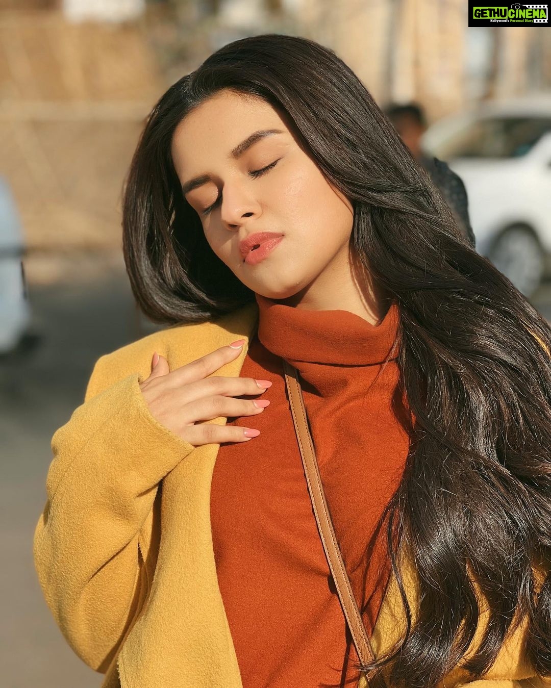 Avneet Kaur Instagram - Ab na mujhko yaad beeta Main toh lamhon mein jeeta 🧡 MUA & 📸- @loveleen_makeupandhair Bhopal - à¤à¥‹à¤ªà¤¾à¤², MP, India