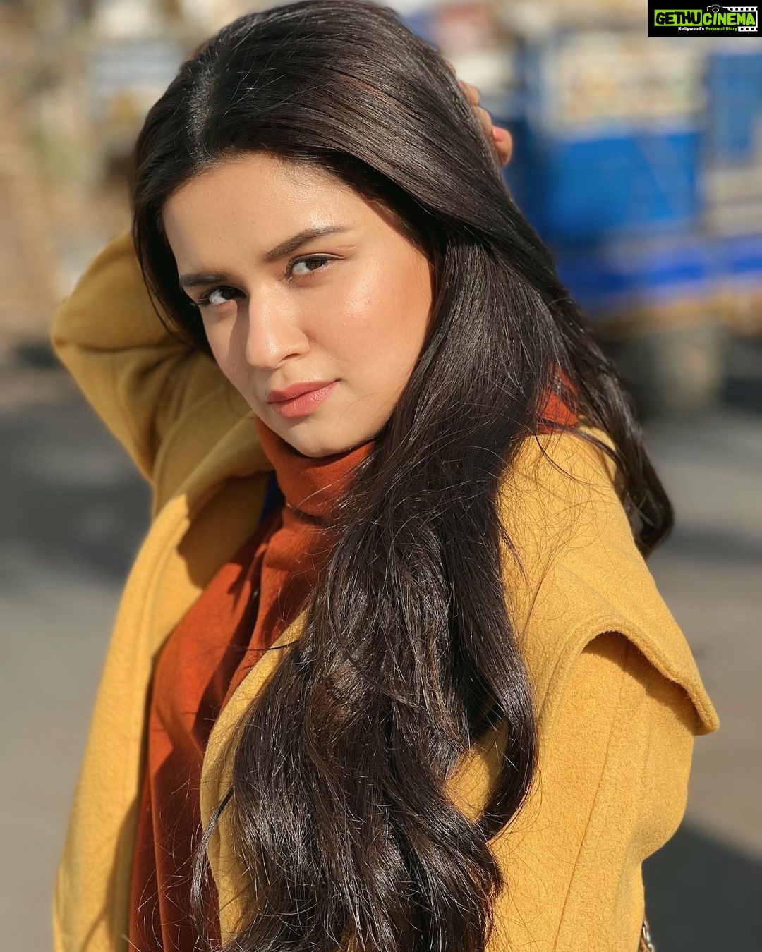 Avneet Kaur Instagram - Ab na mujhko yaad beeta Main toh lamhon mein jeeta 🧡 MUA & 📸- @loveleen_makeupandhair Bhopal - à¤à¥‹à¤ªà¤¾à¤², MP, India