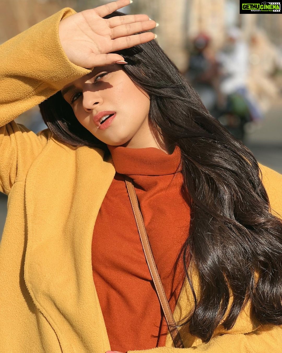 Avneet Kaur Instagram - Ab na mujhko yaad beeta Main toh lamhon mein jeeta 🧡 MUA & 📸- @loveleen_makeupandhair Bhopal - à¤à¥‹à¤ªà¤¾à¤², MP, India
