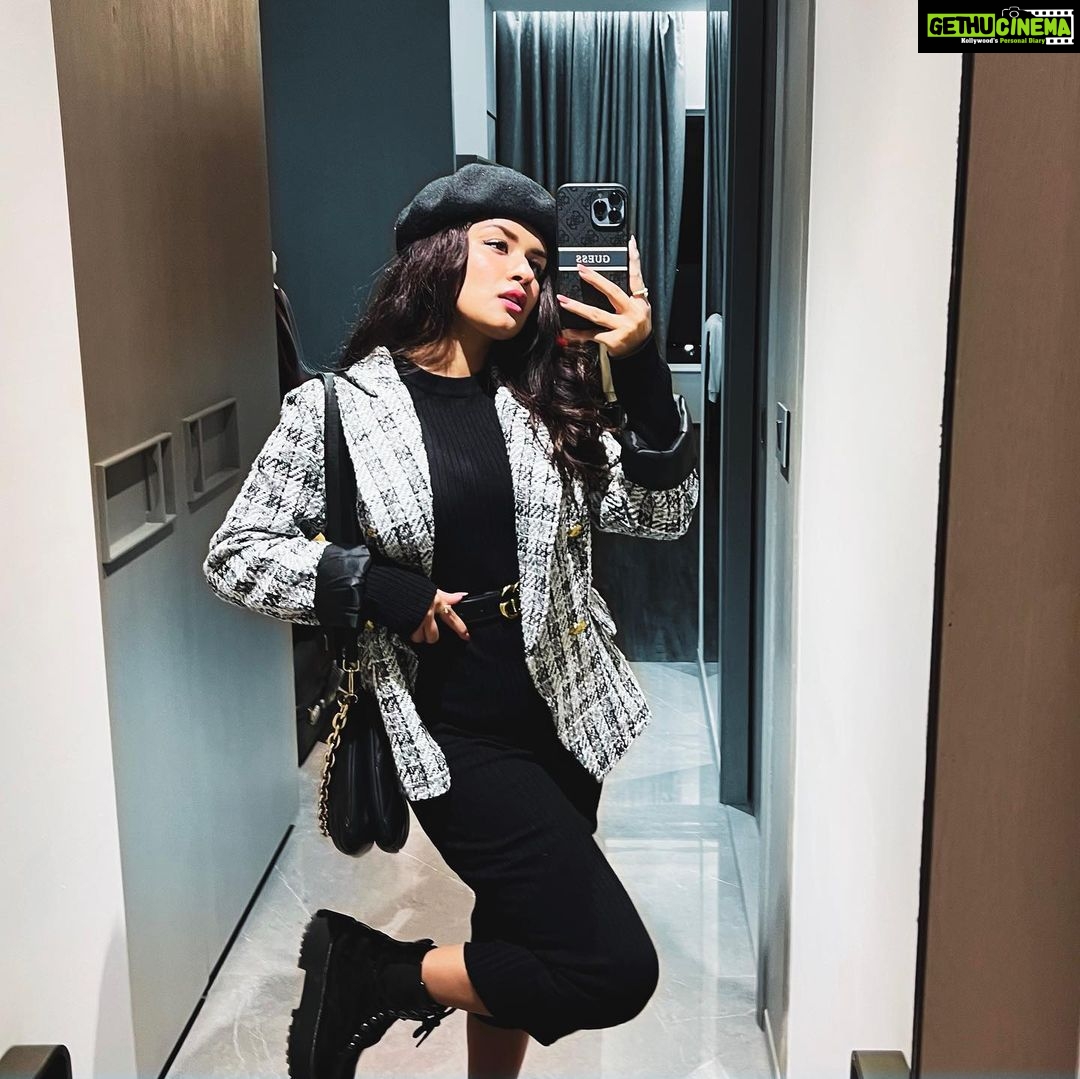 Avneet Kaur Instagram - Winter fashion will always be my fav 🖤🤍 #ootn Bhopal, Madhya Pradesh