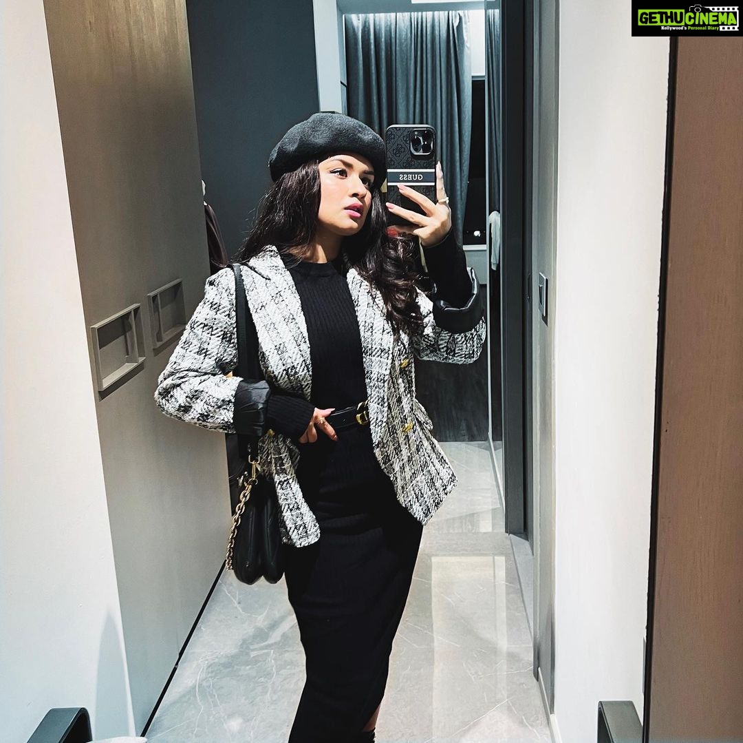 Avneet Kaur Instagram - Winter fashion will always be my fav 🖤🤍 #ootn Bhopal, Madhya Pradesh