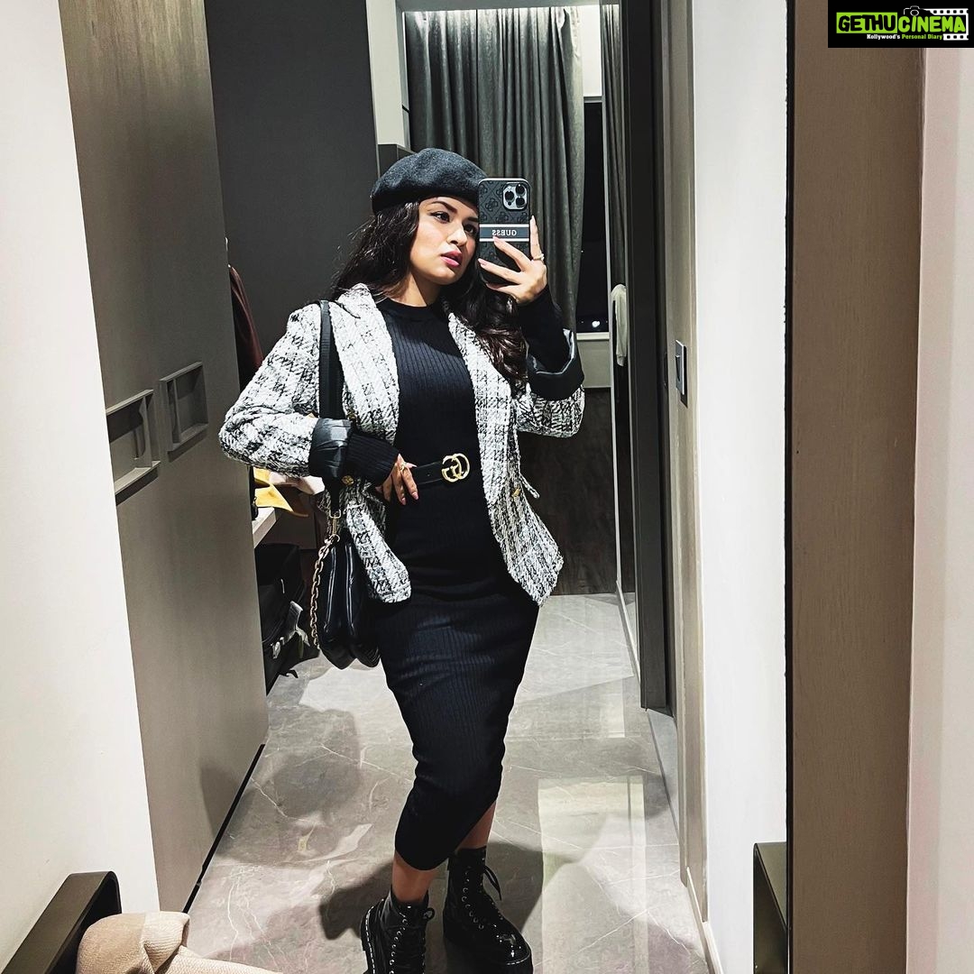 Avneet Kaur Instagram - Winter fashion will always be my fav 🖤🤍 #ootn Bhopal, Madhya Pradesh