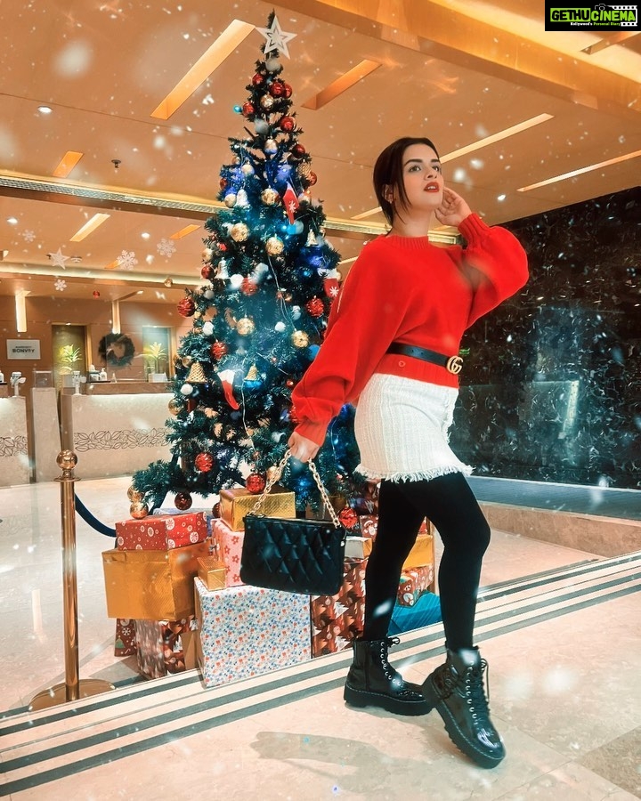 Avneet Kaur Instagram - Literally in Christmas feels!❤️ #aboutlastnight #christmas2021 #blessed #goodthingscoming #christmasoutfit Bhopal, Madhya Pradesh