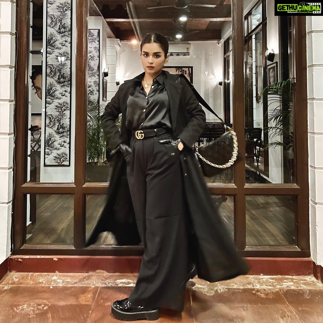 Avneet Kaur Instagram - I’m a hustler baby, I just want you to know. It ain’t where I been but where I’m about to go.🖤🔥 #allblack #styledbyme #winterfashion #avneetstylediaries 📸- @amandeepnandra Jehan Numa Palace Hotel