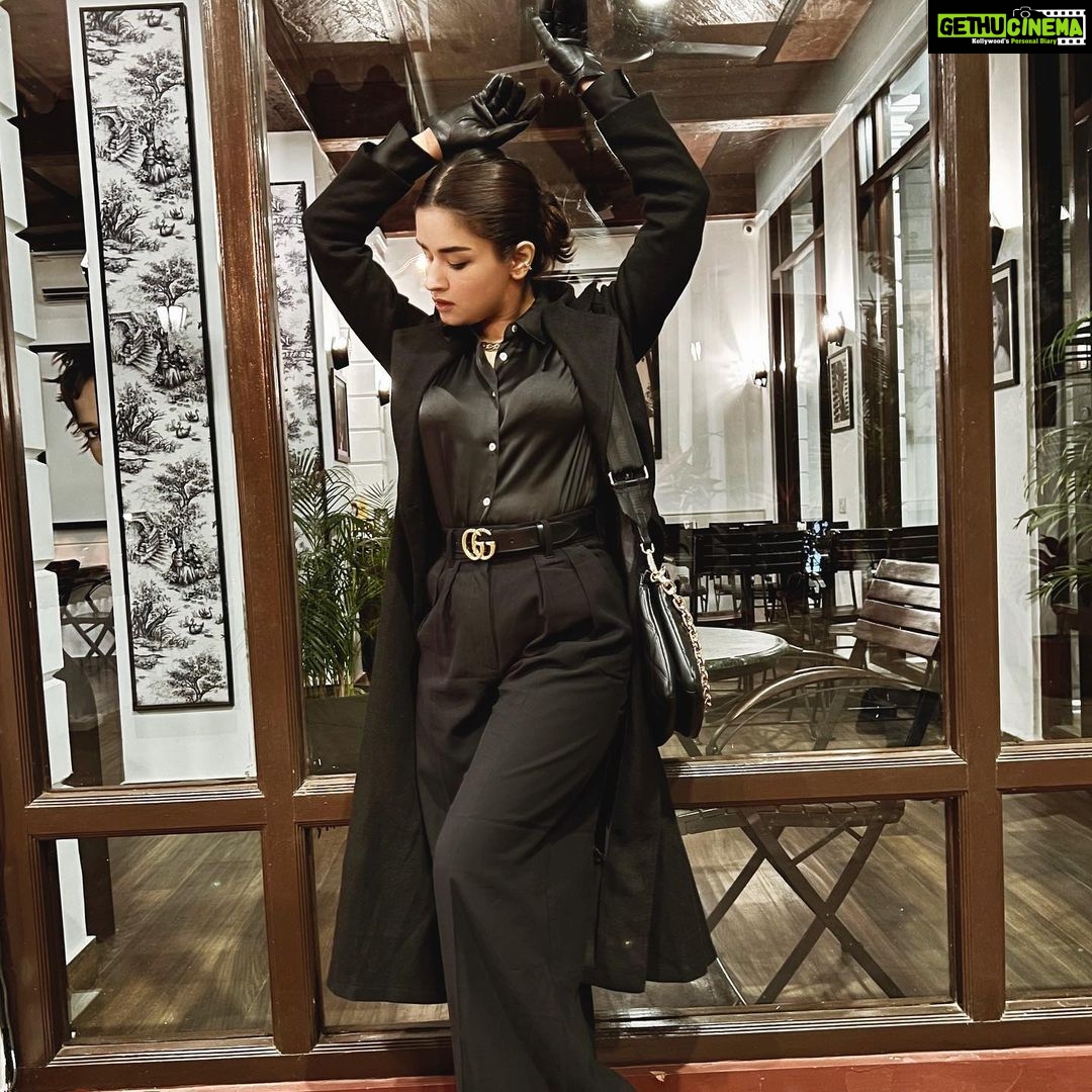 Avneet Kaur Instagram - I’m a hustler baby, I just want you to know. It ain’t where I been but where I’m about to go.🖤🔥 #allblack #styledbyme #winterfashion #avneetstylediaries 📸- @amandeepnandra Jehan Numa Palace Hotel