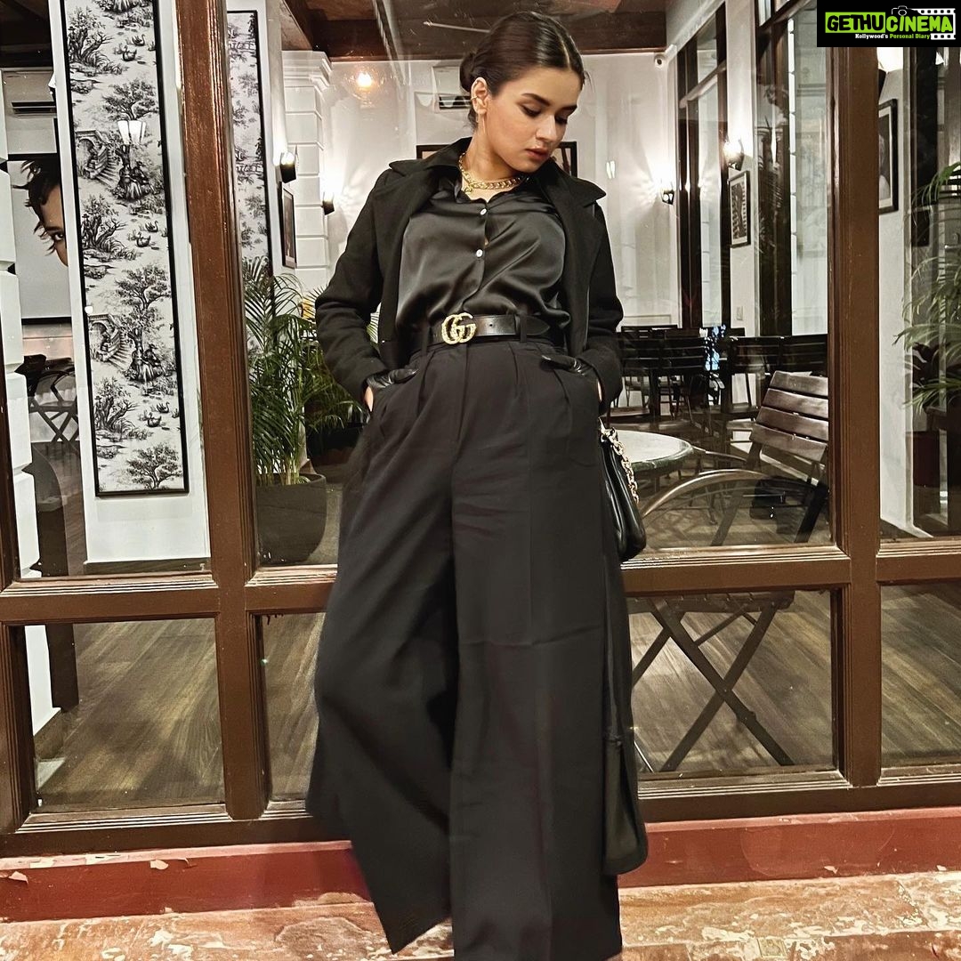 Avneet Kaur Instagram - I’m a hustler baby, I just want you to know. It ain’t where I been but where I’m about to go.🖤🔥 #allblack #styledbyme #winterfashion #avneetstylediaries 📸- @amandeepnandra Jehan Numa Palace Hotel