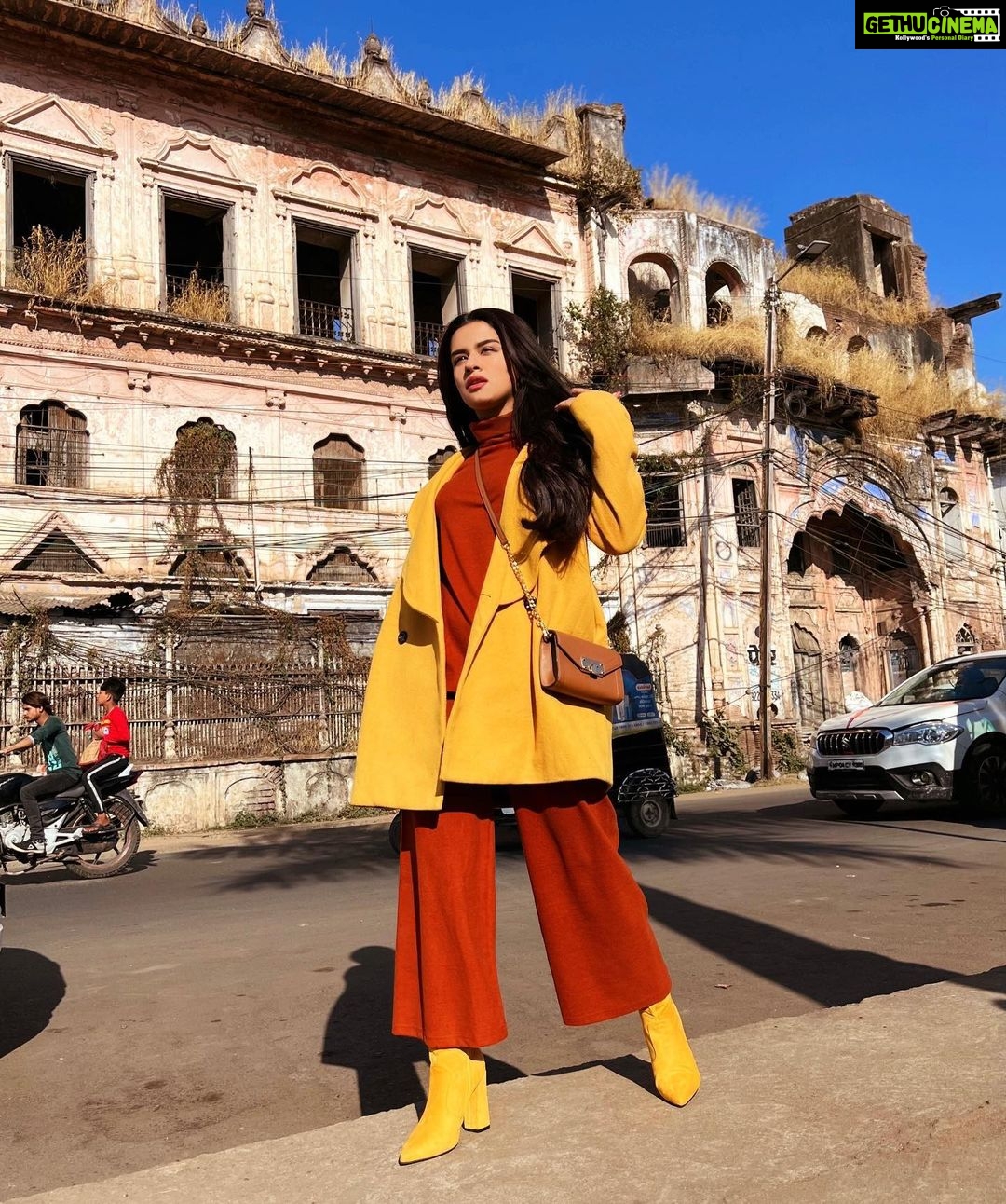 Avneet Kaur Instagram - I’m all the places in which I’ve left my heart.🧡💛 #styledbyme #bhopal 📸- @loveleen_makeupandhair सपनों का शहर भोपाल