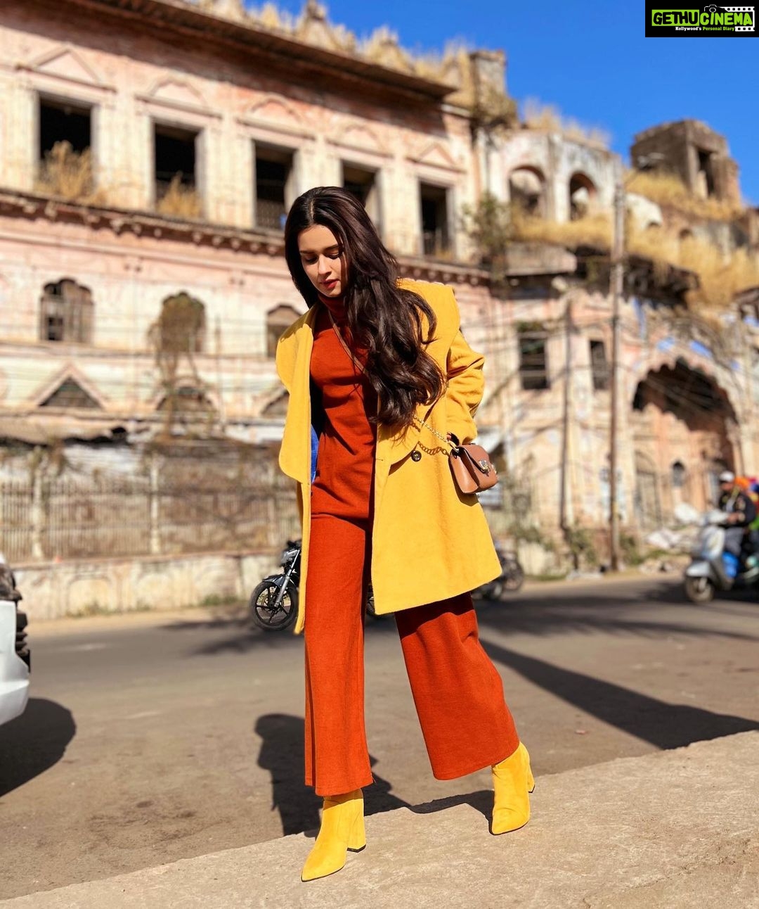 Avneet Kaur Instagram - I’m all the places in which I’ve left my heart.🧡💛 #styledbyme #bhopal 📸- @loveleen_makeupandhair सपनों का शहर भोपाल