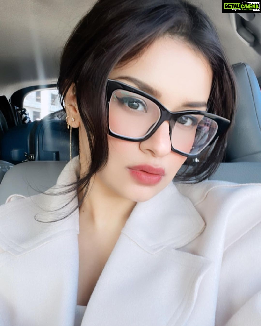 Avneet Kaur Instagram - It’s good to see you.👓❤️ #nopunintended Bhopal - The City of Lakes