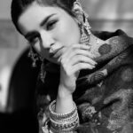 Avneet Kaur Instagram - Tajurba kehta hai mohabbat se kinara kar lu, aur dil kehta hai ki yeh tajurba dobara kar lu.♥️🥀 #justlikethat #shayari #mood #favshotsfromtoday #blackandwhite 📸- @amandeepnandra सपनों का शहर भोपाल