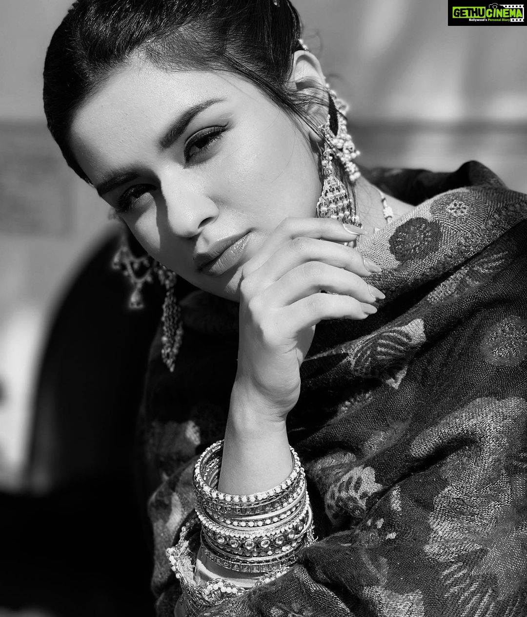 Avneet Kaur Instagram - Tajurba kehta hai mohabbat se kinara kar lu, aur dil kehta hai ki yeh tajurba dobara kar lu.♥️🥀 #justlikethat #shayari #mood #favshotsfromtoday #blackandwhite 📸- @amandeepnandra सपनों का शहर भोपाल