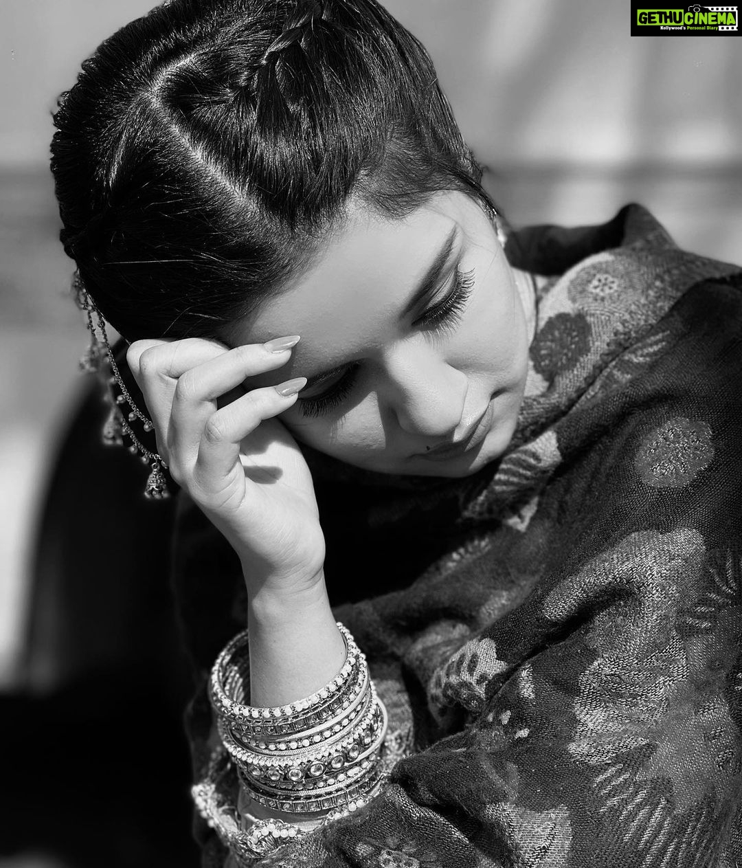 Avneet Kaur Instagram - Tajurba kehta hai mohabbat se kinara kar lu, aur dil kehta hai ki yeh tajurba dobara kar lu.♥️🥀 #justlikethat #shayari #mood #favshotsfromtoday #blackandwhite 📸- @amandeepnandra सपनों का शहर भोपाल