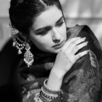 Avneet Kaur Instagram - Tajurba kehta hai mohabbat se kinara kar lu, aur dil kehta hai ki yeh tajurba dobara kar lu.♥️🥀 #justlikethat #shayari #mood #favshotsfromtoday #blackandwhite 📸- @amandeepnandra सपनों का शहर भोपाल