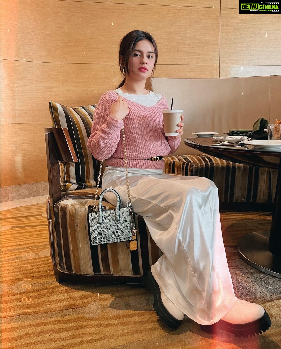 Avneet Kaur Instagram - All happiness depends on a leisurely breakfast.💖🧁 📸- @amandeepnandra Bhopal - The City of Lakes