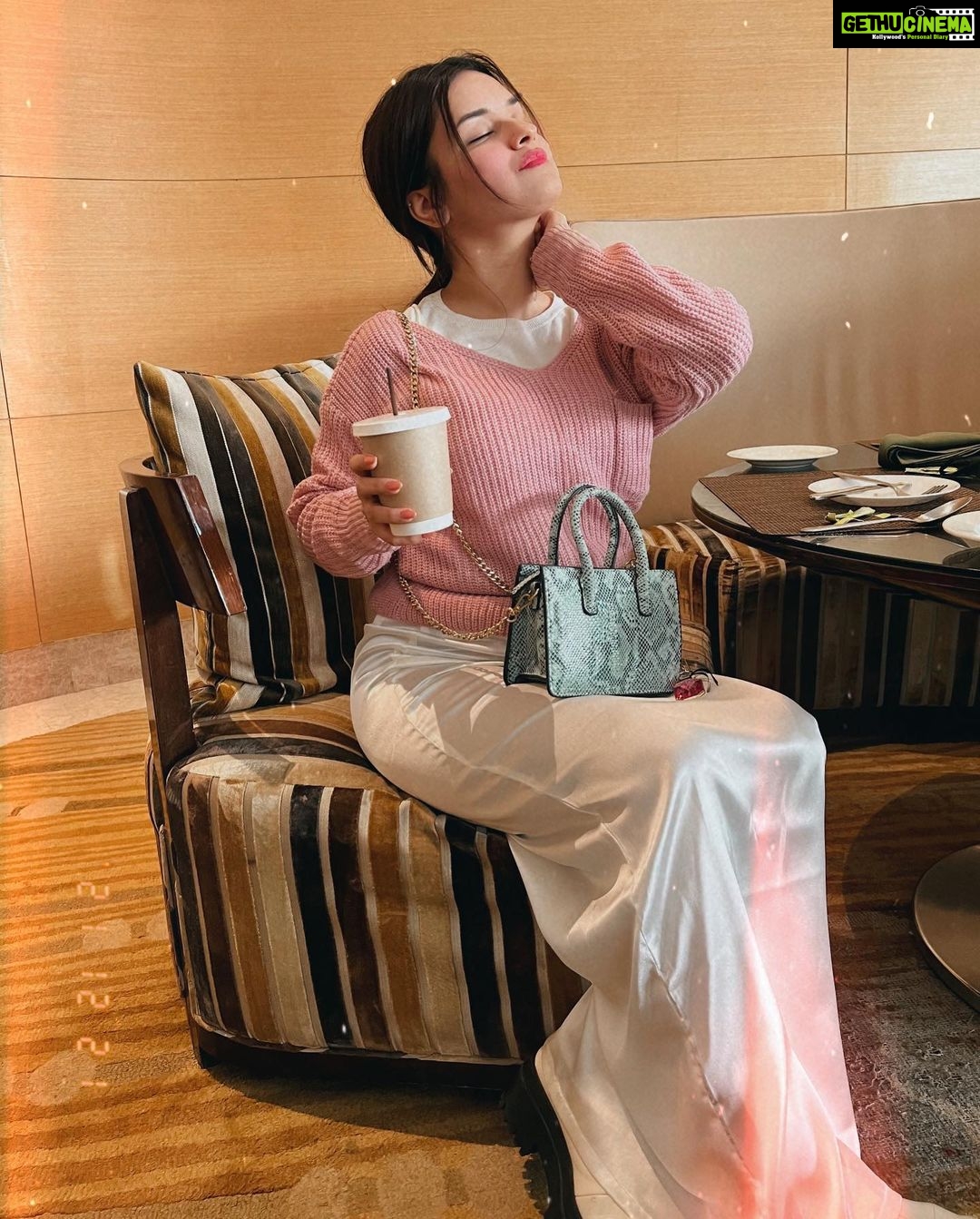 Avneet Kaur Instagram - All happiness depends on a leisurely breakfast.💖🧁 📸- @amandeepnandra Bhopal - The City of Lakes