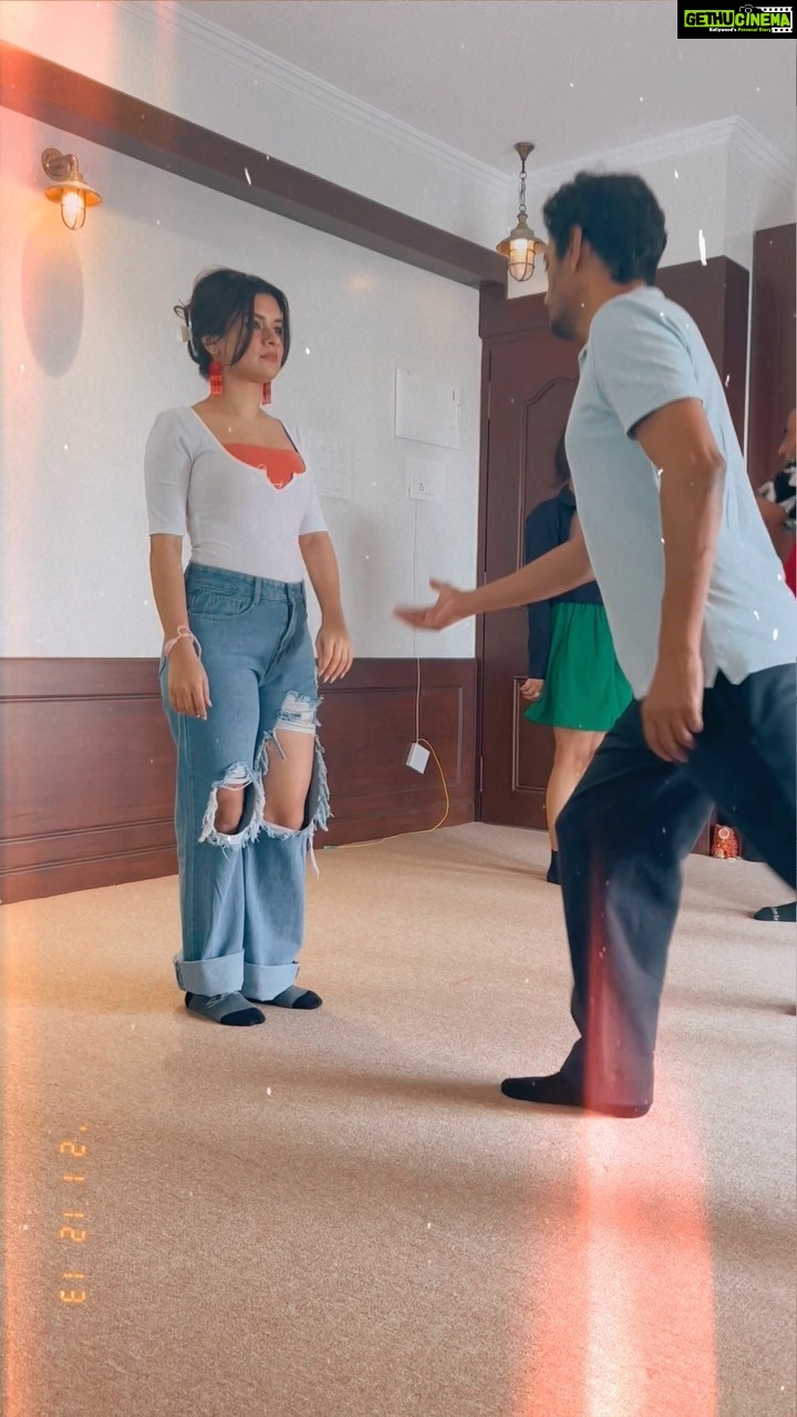 Avneet Kaur Instagram - #BehindTheScenes from #TikuWedsSheru 🎥❤️ with @nawazuddin._siddiqui