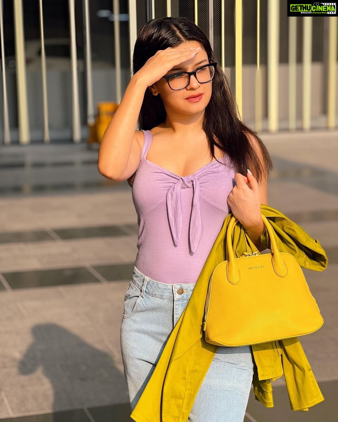 Avneet Kaur Instagram - I used to hate mornings, clearly I still do.😅💜💚 📸- @amandeepnandra