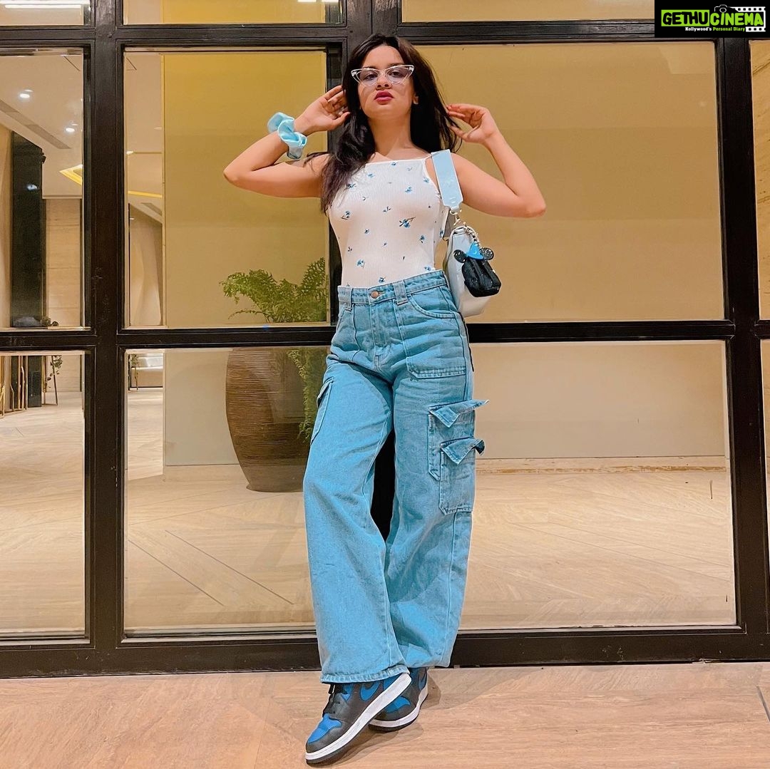 Avneet Kaur Instagram - Sanitise your attitude as well.😌