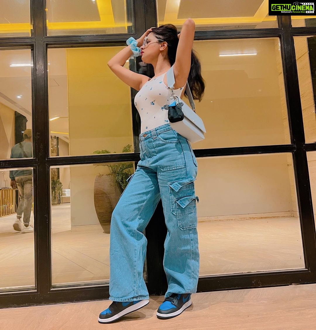 Avneet Kaur Instagram - Facts over feelings.💙🤍✨ #shootlife Wearing- @hm 👛- @miraggiolife 👟- @nike 📸- @sonianandra