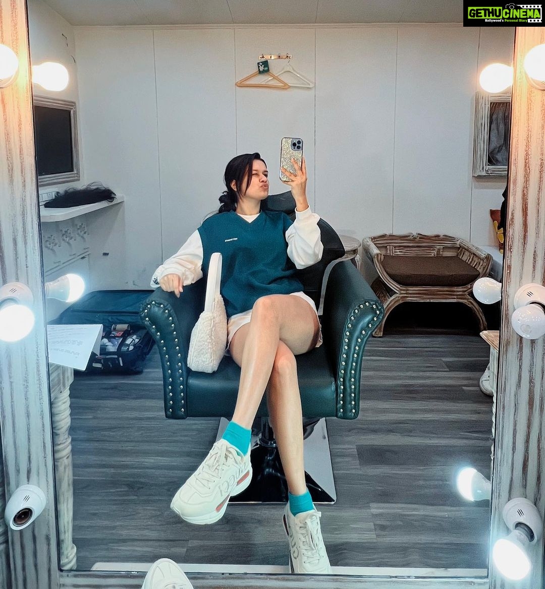 Avneet Kaur Instagram - If you’re searching for that one person that will change your life, take a look in the mirror.🤍💚 #styledbyme #nightshoots